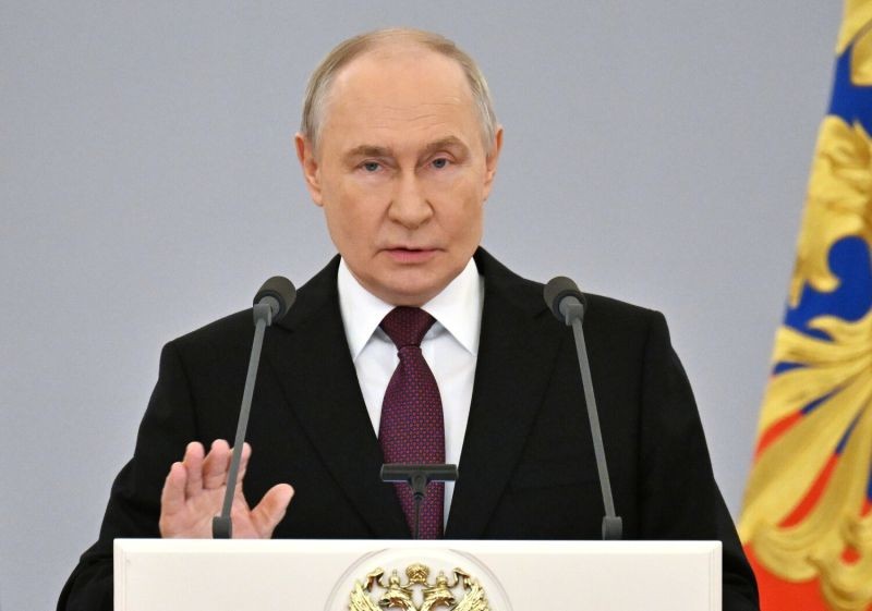 Путин продлил действие ответных мер на потолок цены на нефть из РФ