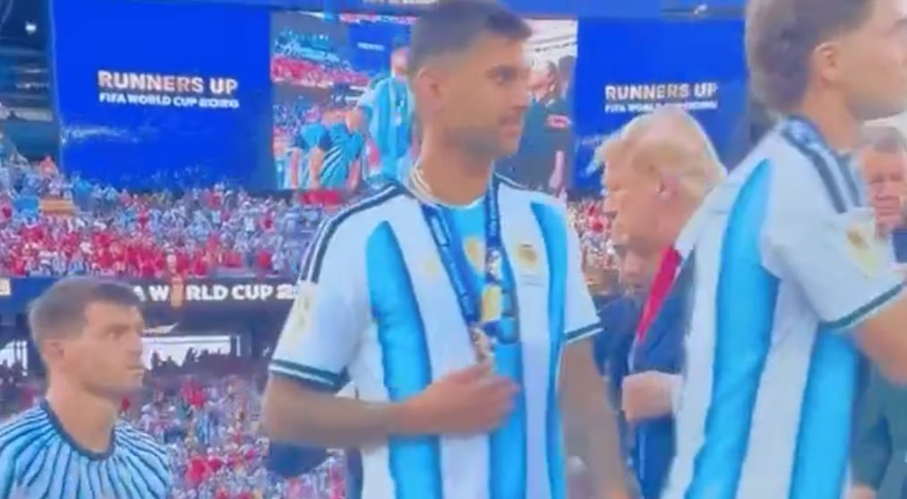 Argentina millisinin futbolçusu Trampın əlini sıxmadı –