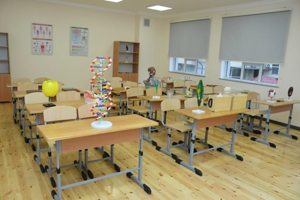 В Баку снесут и заново построят здание одной из школ - ФОТО