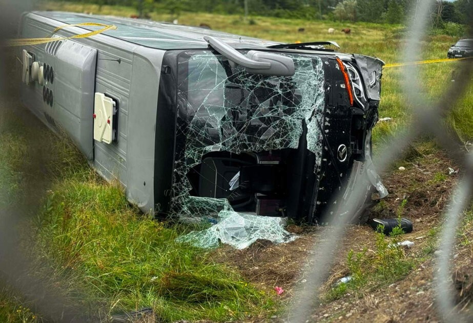 Gürcüstanda avtobus aşdı -