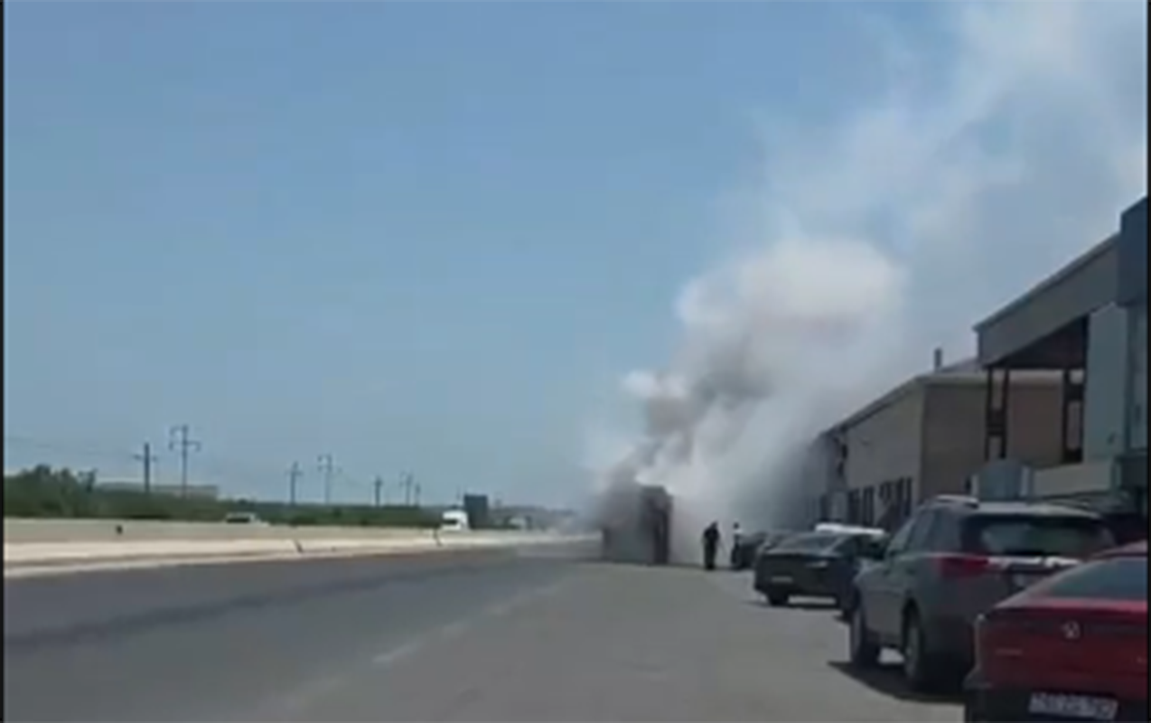 125 nömrəli avtobus ticarət mərkəzinin qarşısında yandı - Video