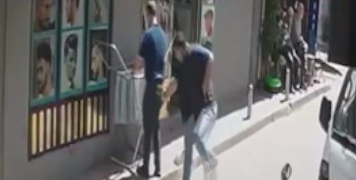 Saç kəsimini bəyənmədiyi üçün bərbəri bıçaqladı –