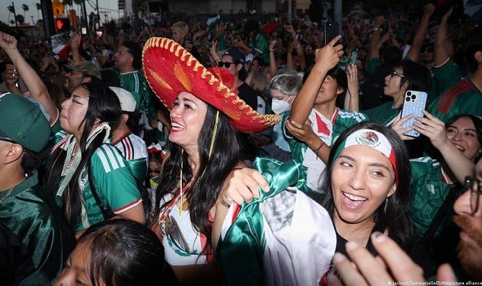 Mexico fans try to disrupt England ahead of World Cup clash