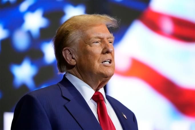 Трамп предстал в образе доктора и порекомендовал своим оппонентам лечиться