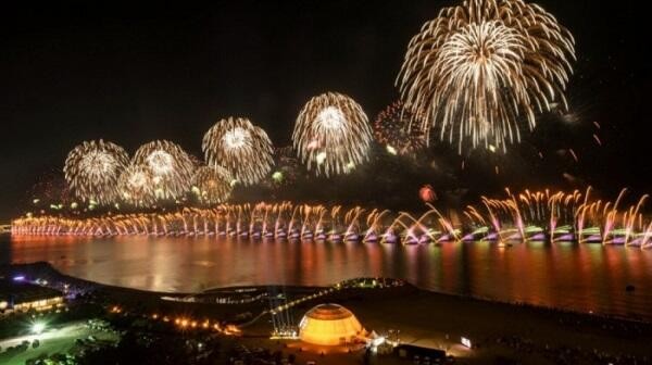 Fire breaks out at Brooklyn Bridge fireworks show - Video
