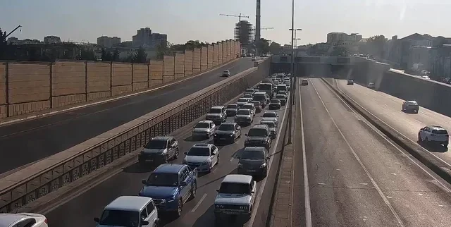 Bakıda 15 yolda tıxac yarandı
