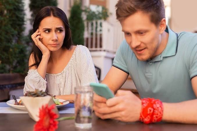 Фабинг повышает тревожность и ухудшает отношения — исследование