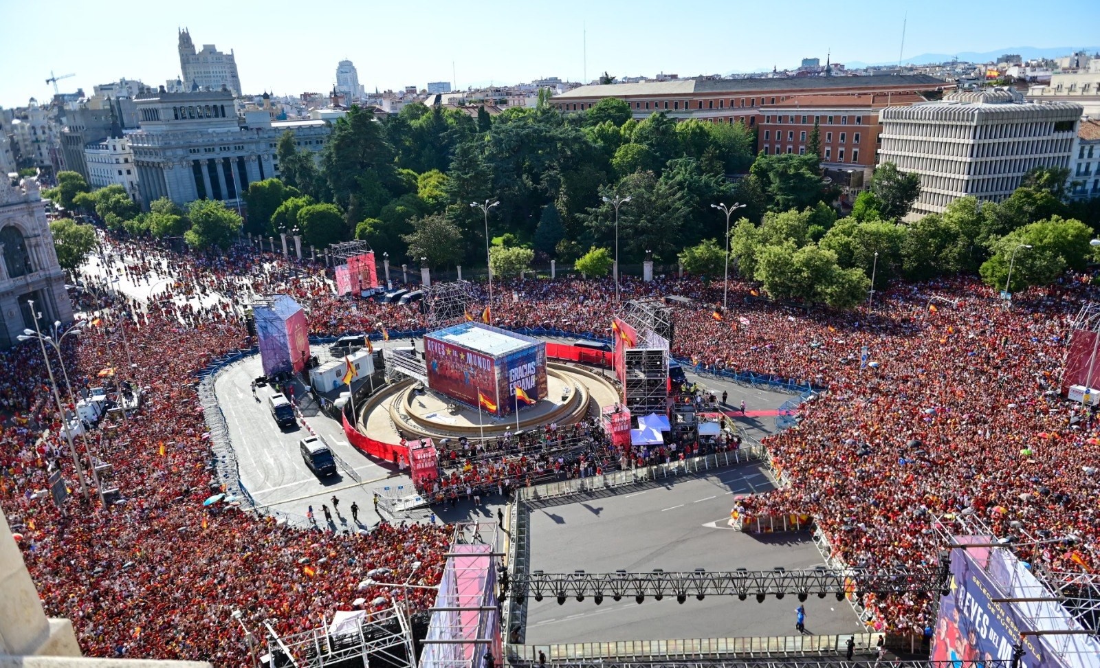 İspaniya millisi Madriddə krallara layiq qarşılandı: 1 milyon azarkeş küçərlərə çıxdı -