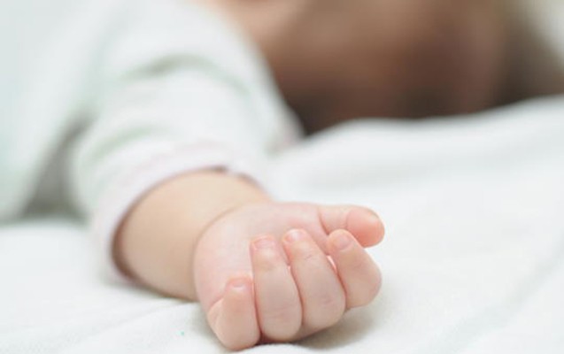 Ağır vəziyyətdə xəstəxanaya aparılan 1 yaşlı uşaq öldü