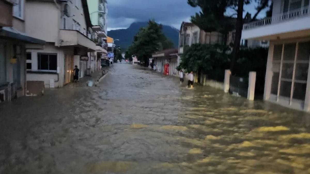 Türkiyədə yaşayış məhəllələri su altında qaldı -