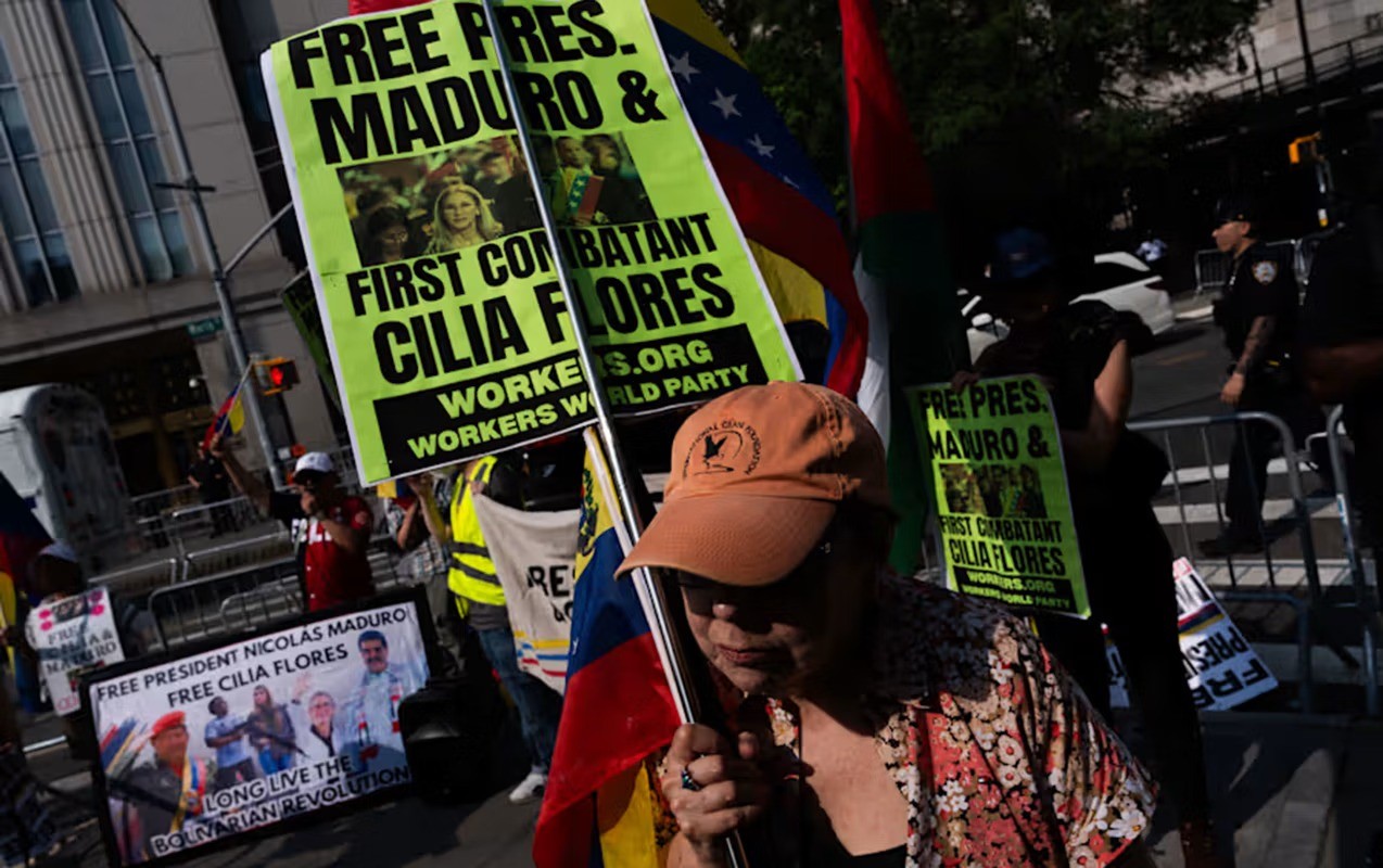 Maduro tərəfdarları Nyu-Yorkdakı məhkəmə binasının qarşısında toplaşıb