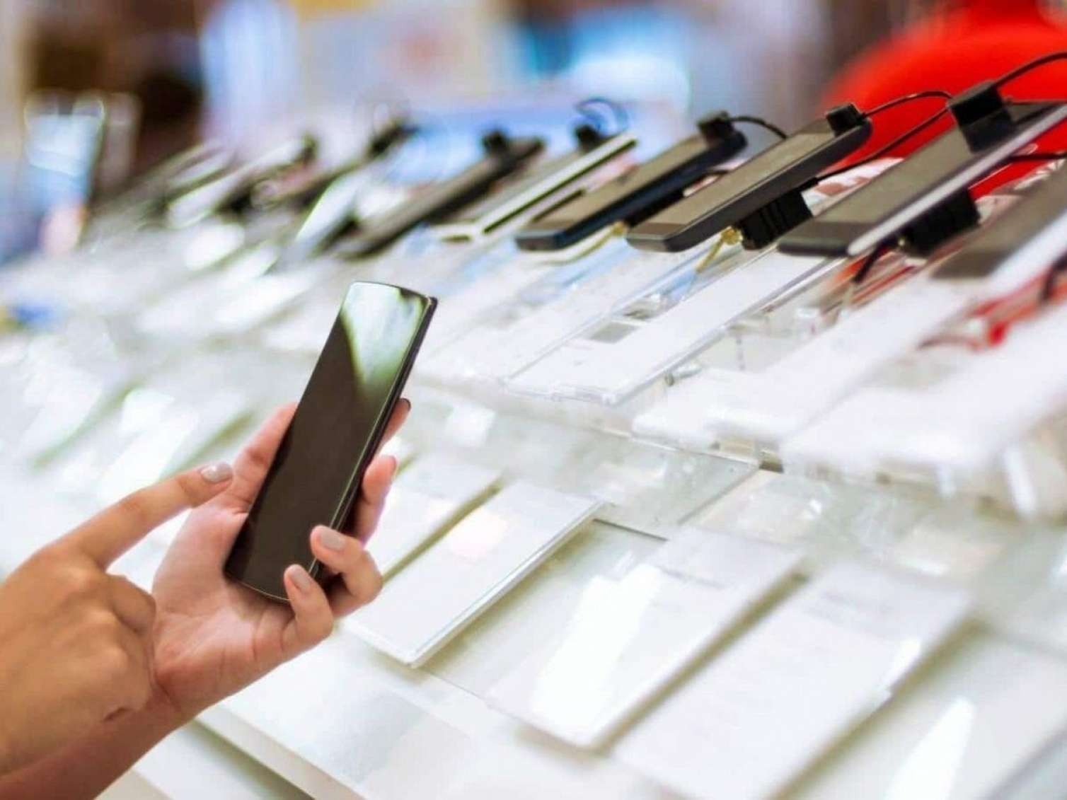 Rusiyada miqrantları telefon almağa məcbur edəcəklər