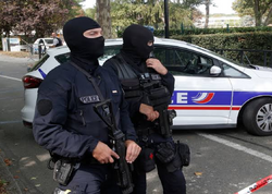 Parisdə bıçaqlı hücum -