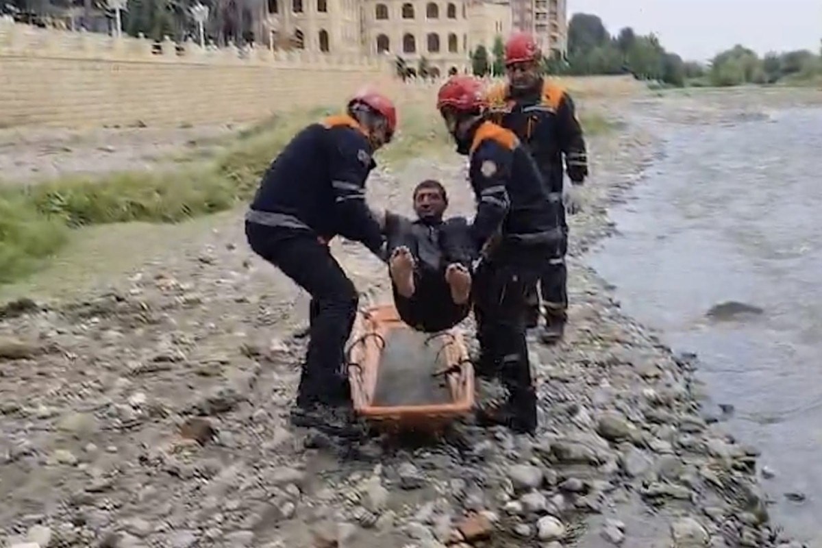 Gəncədə çaya yıxılan şəxsin xilasedilmə anları -