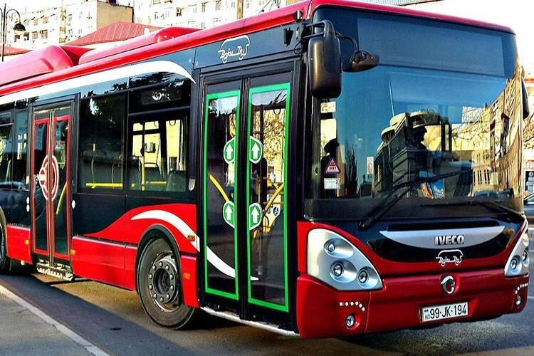 Sərnişin "BakuBus"un avtobusundan yıxılaraq xəsarət aldı