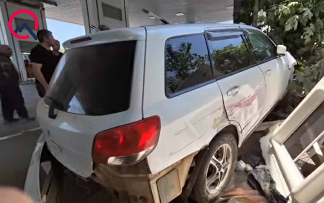 “Mitsubishi” yanacaqdoldurma məntəqəsinə çırpıldı - Xəsarət alanlar var