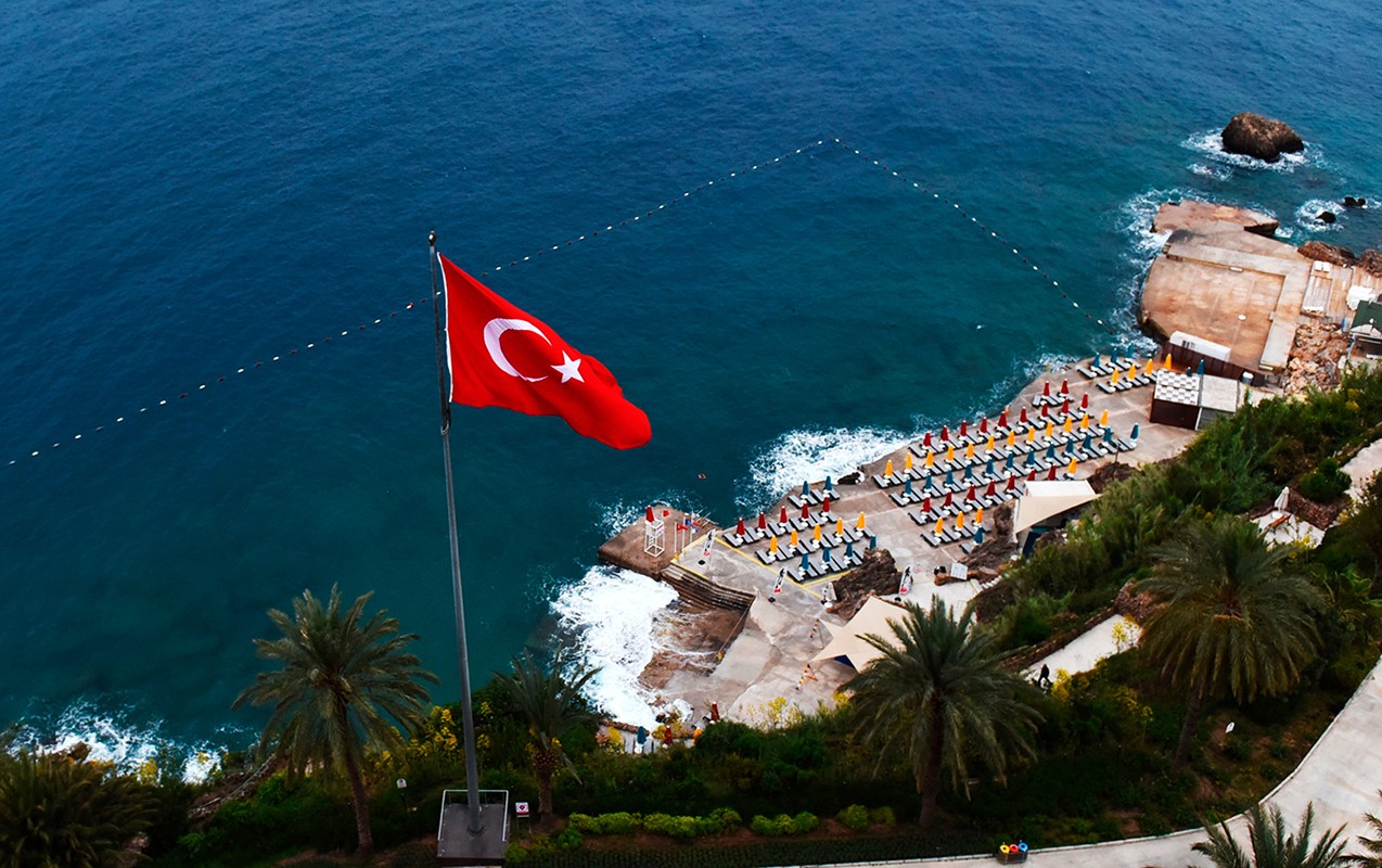 Türkiyədə onlarla turist hoteldə zəhərləndi