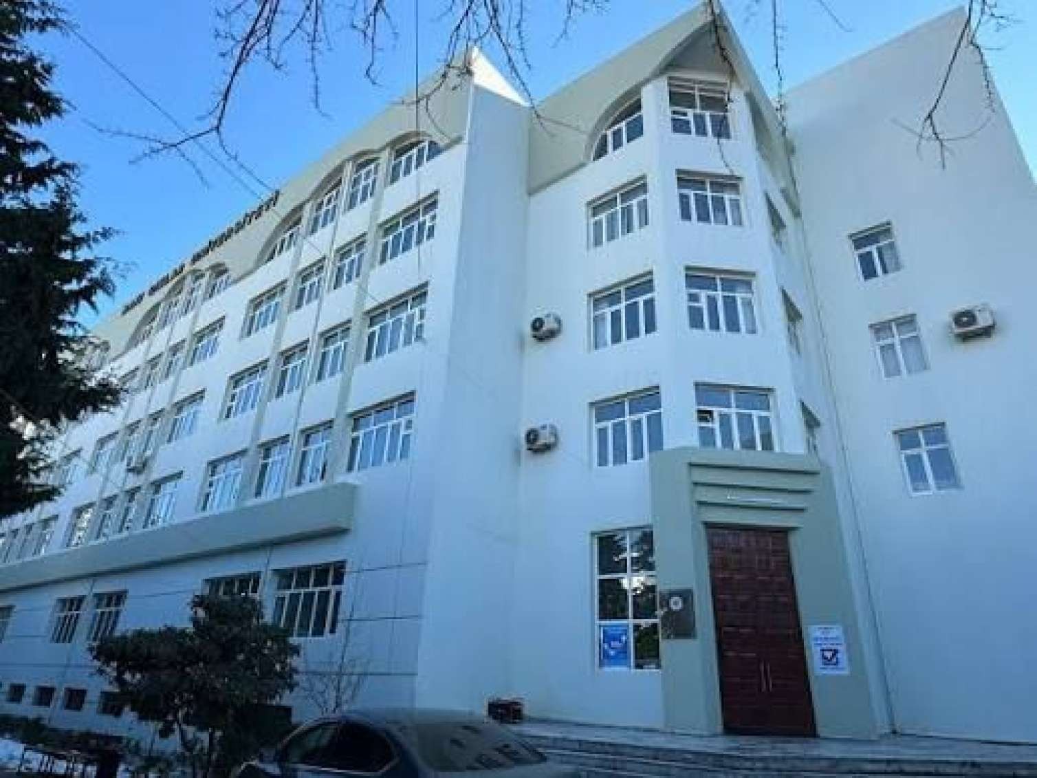 Bakıdakı məşhur universitet BAĞLANIR?