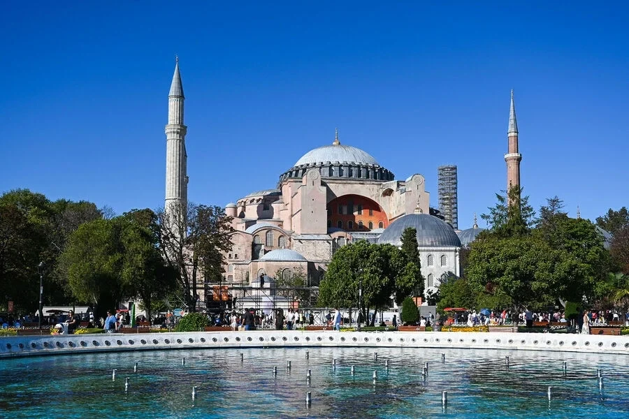 İstanbulda rusiyalı cütlük saxlanıldı: Ayasofyada bu kitabı oxuduqlarına görə