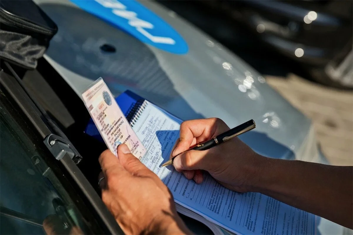 Sürücü polisin yazdığı cərimə protokolunu yedi