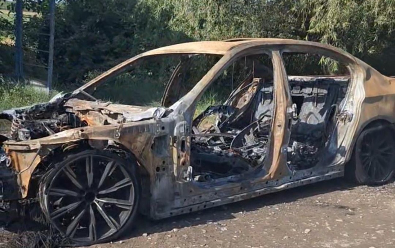 “BMW” yanıb kül oldu - Fotolar