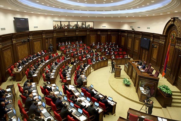Azərbaycan əleyhinə sərt açıqlamalar verən Knyaz Həsənov Ermənistanda yeni parlamentə sədrlik edir -