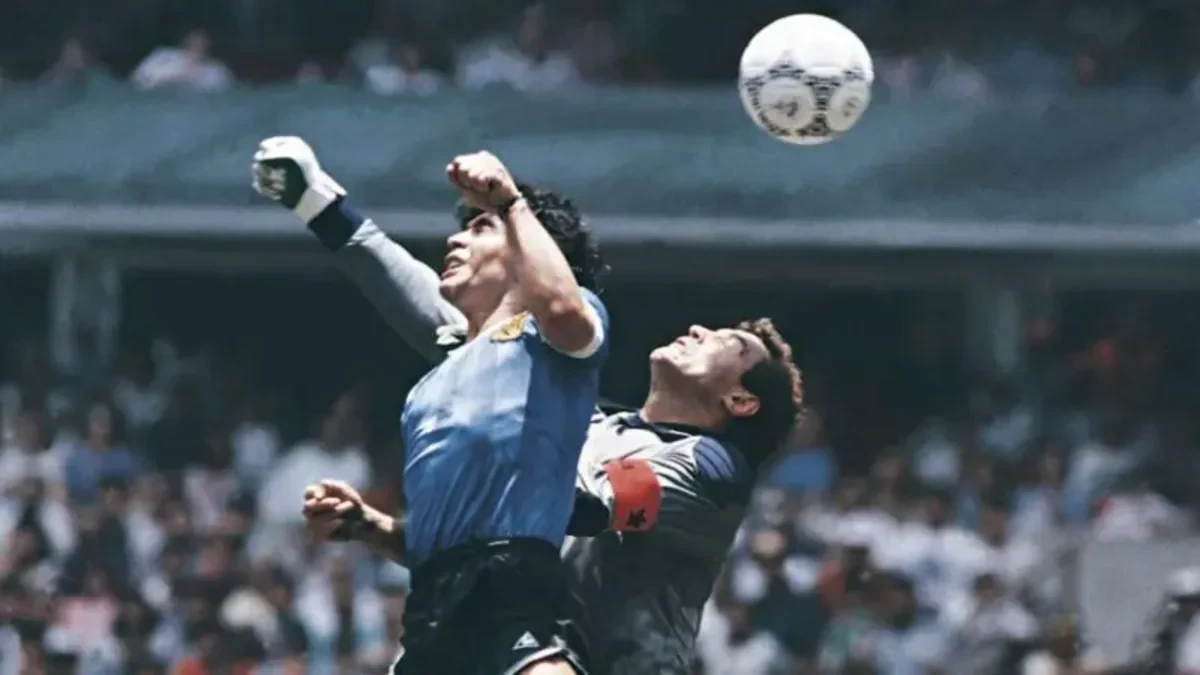 Maradonanın "Tanrının əli" qolunu vurduğu top 3,3 milyon dollara satıldı