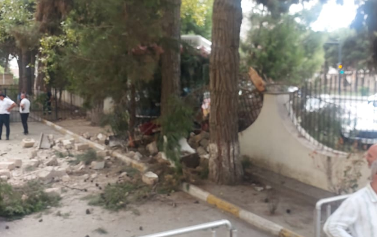 Bakıda marşrut avtobusu 3 maşını əzib hasara çırpıldı - Foto