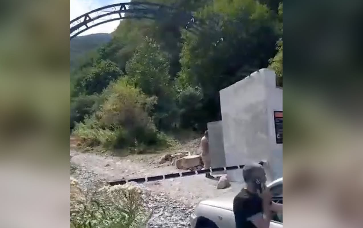Məşhur şəlaləyə gedən yola şlaqbaum qoyuldu -