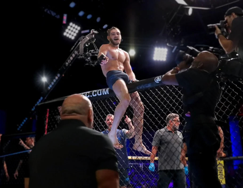 Azərbaycanlı idmançı UFC-də nadir fəndlə QALİB GƏLDİ - Döyüşün VİDEOSU