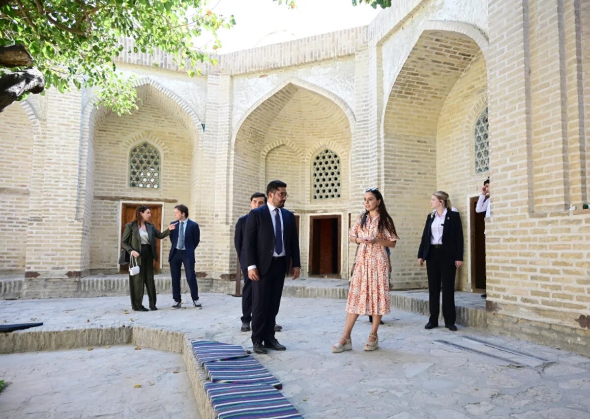 Leyla Əliyeva ilk Buxara Biennalesinin əsərləri ilə tanış oldu - Foto