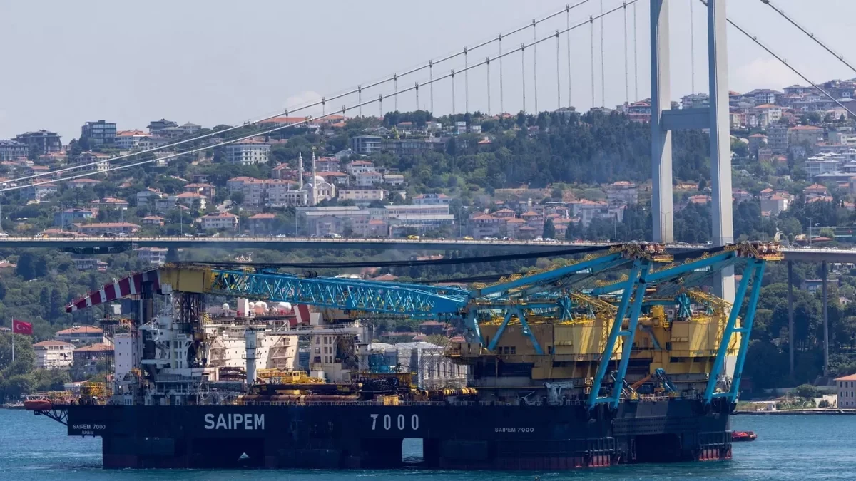 СМИ: Суда проходят через турецкие проливы в Черное море без ограничений