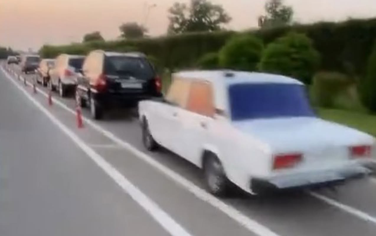 Velosiped zolağını parkinqə çevirdilər - Video
