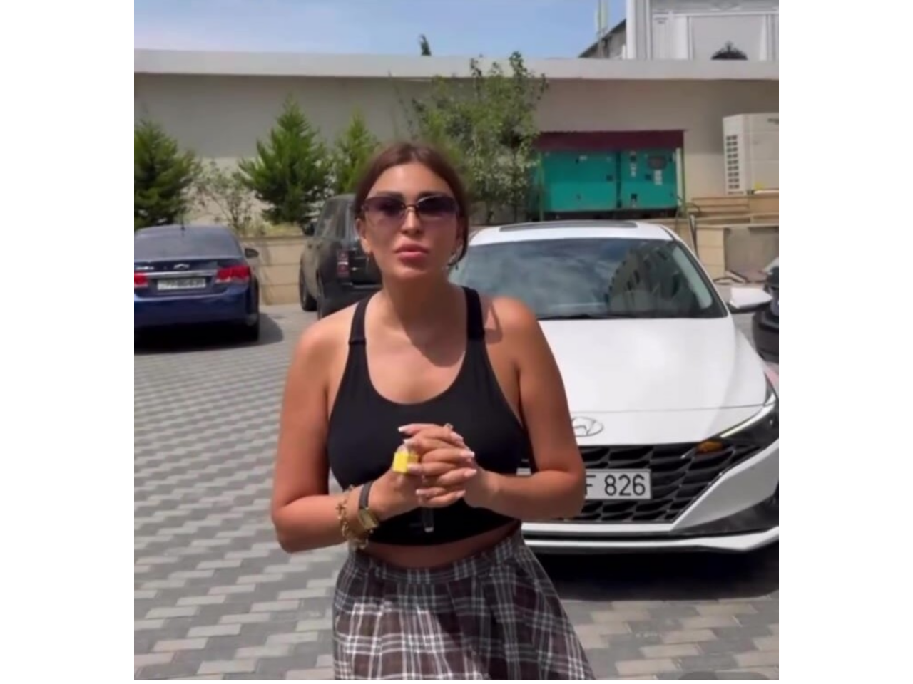 Ülviyyə Namazova tələbə olan qızına 50 min manatlıq maşın hədiyyə etdi