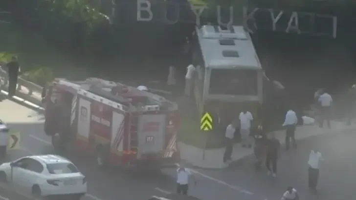 İstanbulda avtobus qəzası: 1 ölü, 17 yaralı var