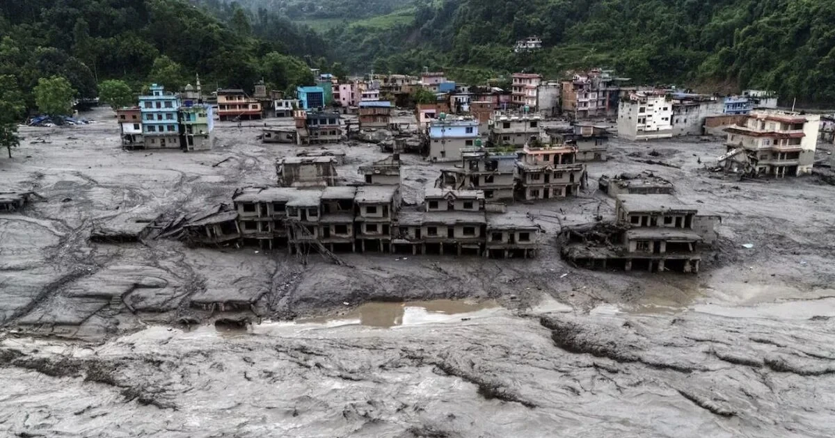 Nepalda məktəb direktoru 900 şagirdi seldən son anda xilas edib