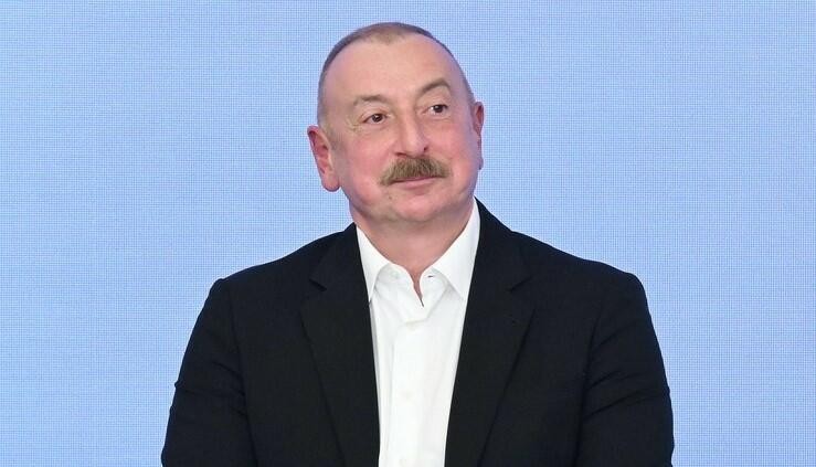 Ilham Aliyev visits Independence Monument in Tashkent