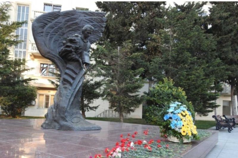 Площади в Баку, где расположен памятник Тарасу Шевченко, присвоено имя украинского поэта