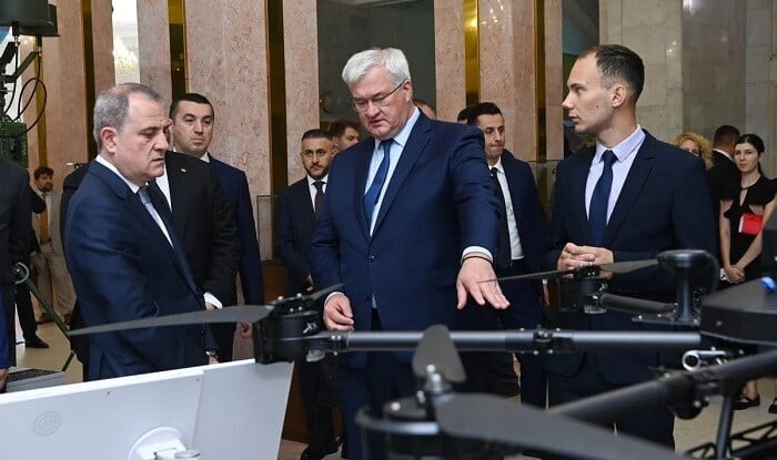 Байрамов ознакомился с выставкой украинских БПЛА