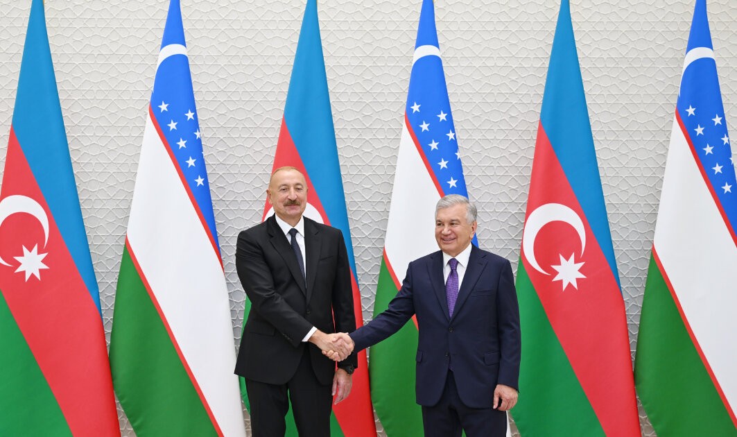 İlham Əliyev Şavkat Mirziyoyevi “Heydər Əliyev” ordeni ilə təltif etdi