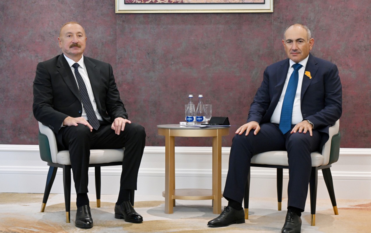 Əliyevlə Paşinyan Bişkekdəki görüşdə -
