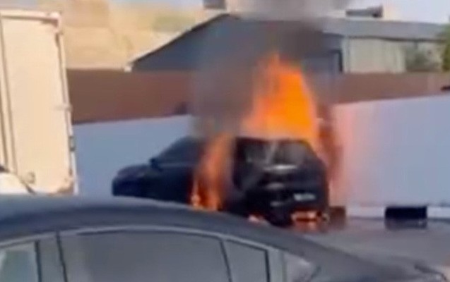 Rusiyada şarjda olan avtomobil alışıb yandı -