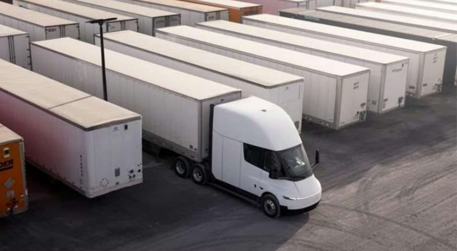 “Tesla” bir dəfəyə 500 yük maşını satdı