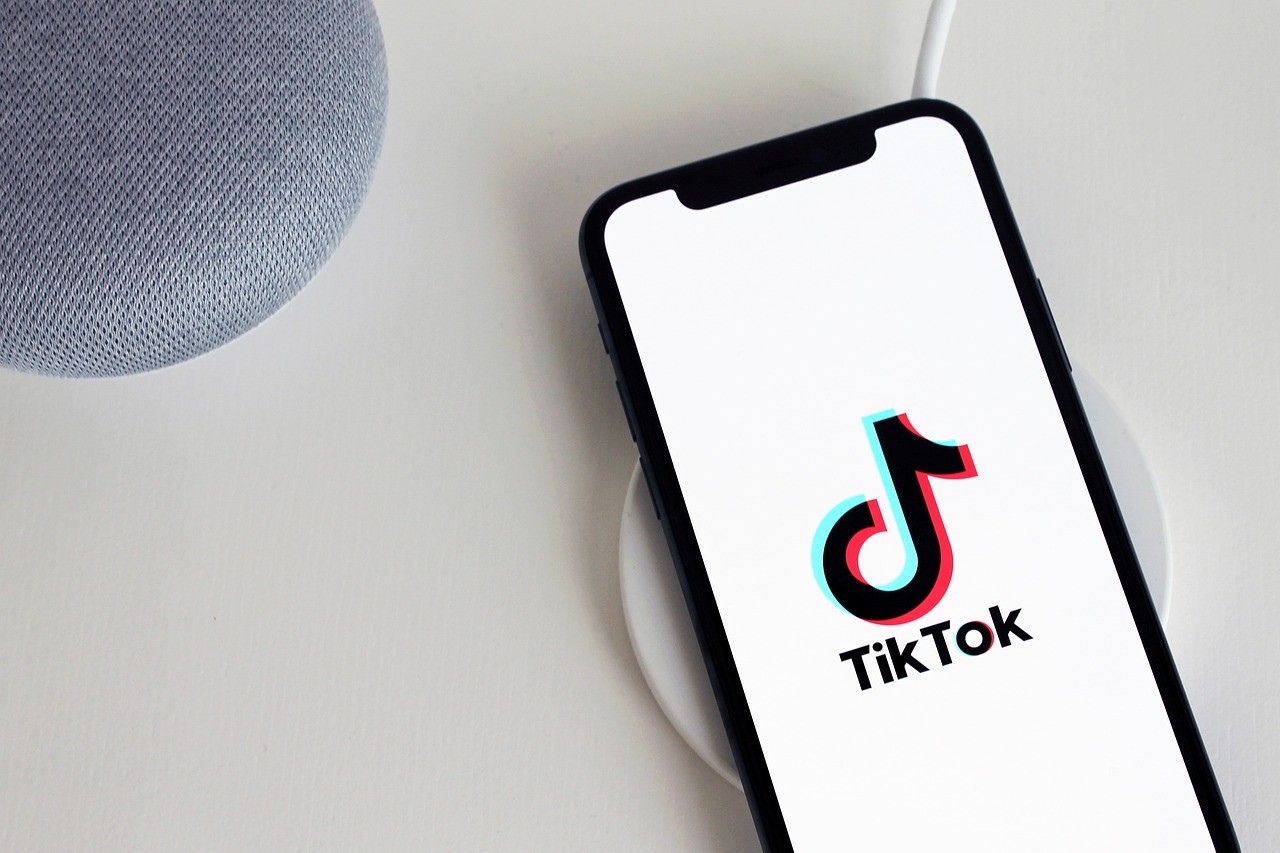 Canlı yayımda qadınları söyən "tiktoker"