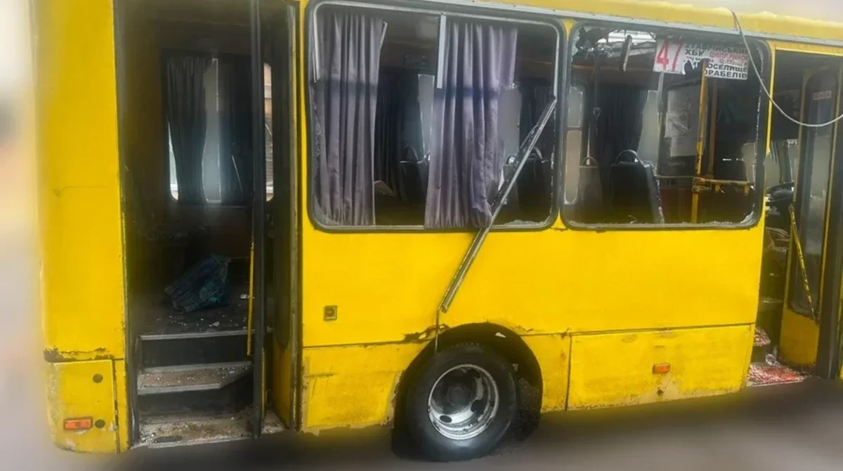 Rusiya Xersonda mikroavtobusa dron zərbəsi endirdi: Ölənlər və yaralananlar var - FOTO - VİDEO