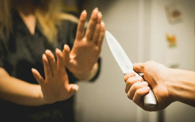 Birlikdə yaşadığı qadını 21 dəfə bıçaqladı, sonra isə evini yandırdı - Bakıda dəhşətli qətl