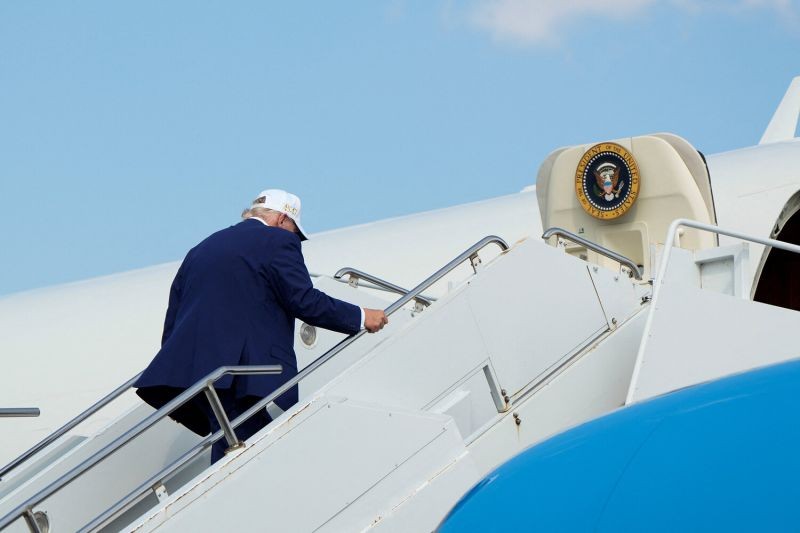 СМИ узнали, почему Трамп сменил самолеты по пути из Турции