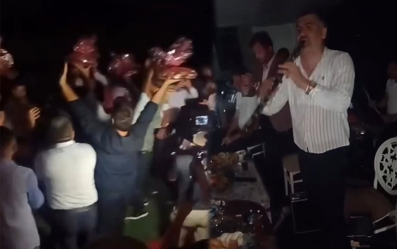Nə yağış, nə də işıqların sönməsi toya mane oldu - Video