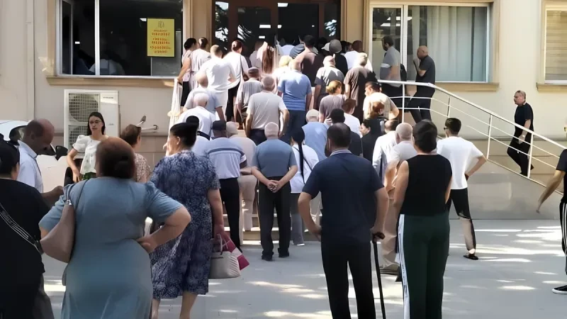Депутат пообещал серьезно заняться проблемой длинных очередей в медучреждениях