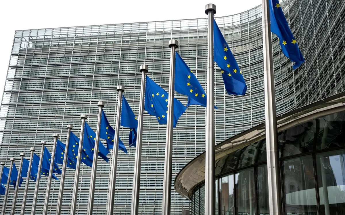 Brüssel Qrenlandiyada fəaliyyətini genişləndirir